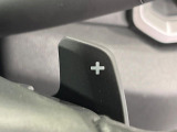 【パドルシフト】ハンドルから手を離さずに素早くシフトアップ&ダウンができるので、エンジンブレーキを使う下り坂や高速道路の合流で加速したい場面で役立ちます。