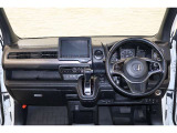 操作性に優れた運転席となります!小物入れや各ボタンの配置にこだわり、使いやすいです!座り心地もよく視認性も良好なのでロングドライブもお任せ下さい!