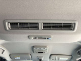 リアシーリングファンからの送風により車内の空気を循環させ、エアコンの効きにくいハイルーフの車内を快適空間に出来るのも喜ばれるポイントの一つで。