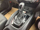 インパネシフトで足元すっきり、操作も楽々。