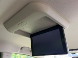 【フリップダウンモニター】大画面モニターで後席でもエンタメをお楽しみいただけます。小さなお子様にも大人気の装備です♪