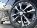 【純正15インチアルミホイール】外観にマッチした純正アルミホイールを装着しております。各種社外アルミホイールや、スタッドレスタイヤも取扱いしております。是非ご相談ください♪