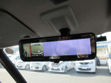 スマートルームミラーも付いています。後方ピラーや荷物、後席に同乗している方や曇りなど視界が遮られた場合でも後方カメラからの映像で安全確認をすることができます。