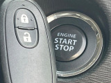 【キーレススタートシステム】カバンやポケットに入れたままでもドアの施錠・解錠が可能なスマートキーを装備。エンジンのオン・オフ時もカギを取り出す必要が無いからとっても便利です♪