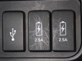 ◆通常のUSB入力端子の他にスマホ充電に対応した2.5AのUSB端子を2箇所装備☆仲良く充電できちゃいますね☆