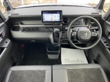 ドライバー目線の画像です。室内や視界もとても広いため運転しやすいですよ。ぜひご来店の際はお掛け下さい。