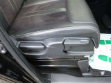 運転席にはシートリフターが付いていますので座高にあわせてドライビングポジションが決められます。