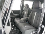 運転席と助手席は足元が繋がっているので自由に行き来しやすいので駐車場が狭いときでも助手席側からスムーズに乗り降りできて便利!