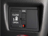 【パワースライドドア】車外・車内のドアハンドルからはもちろん、運転席スイッチやリモコンキーからも開閉操作が可能。挟み込み防止機能もあり、お子さまの乗り降りも安心。