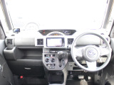 操作性に優れた運転席となります!小物入れや各ボタンの配置にこだわり、使いやすいです!座り心地もよく視認性も良好なのでロングドライブもお任せ下さい!