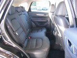 後部座席も広々スペースです。大きな座面とリクライニング機能でゆったりロングドライブをお楽しみいただけます。