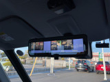【 デジタルインナーミラー 】車両後方カメラの映像をミラーに映すことが出来ます! そのため、後席に人や荷物があって後方が見えづらい場合でもしっかり視界を確保することが出来ます!