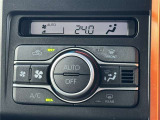 ★エアコンパネル★温度設定で操作ができるオートエアコンが装備されています!