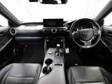 上質で落ち着いた印象のインパネ。視界も広々で運転しやすいです。