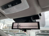 車体の後部にカメラがついていて、その映像がルームミラー内のモニターに表示します。人や荷物などで視界が遮られた時なども確認がしやすいです。