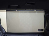 セカンドシートの窓ガラスには日よけのシェードを装備しています。強い日差しのカットに、プライバシー対策としても重宝します。