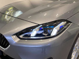 BMWの伝統の丸目4灯ヘッドライトでございます。LEDライトで視認性もよく明るく安全性の向上につながります。