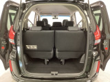 開口部も広く荷物の積み下ろしもしやすいお車となっております。3列目シートは5:5の割合で背もたれを倒しシートの跳ね上げができます。