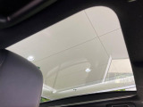 【パノラマルーフ】大型のガラスルーフ搭載で車内の解放感が一気にアップ!開放的なドライブをお楽しみいただけます。