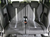 後部座席もゆったり座れます。