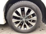 【純正アルミホイール】外観にマッチした純正アルミホイールを装着しております。各種社外アルミホイールや、スタッドレスタイヤも取扱いしております。是非ご相談ください♪