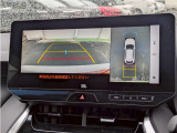 【パノラミックビューモニター】クルマを真上から見ているような映像を表示。 運転席から確認しにくい車両周囲の状況を把握できます。
