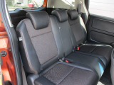 リヤシートもスペース確保されており快適空間☆
