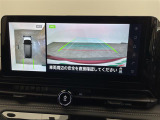 【アラウンドビューモニター】まるでクルマを真上から見下ろしたかのような視点で駐車をサポートします!クルマの斜め後ろや真横など、前後左右の4つのカメラの映像が合成されて、モニターに映し出されます。