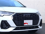 ●一目でAudiとわかる特徴的なシングルフレームグリル・LEDランプ。精悍なフロントマスクからAudiのスマートで上品なブランドを連想させてくれます。女性にも大変ご好評頂いております。