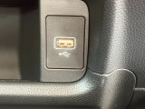 USBやシガーソケットも対応しておりますので、外部機器での接続、充電なども可能でございます。