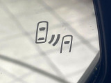 【ブラインドスポットモニター】走行中、ドアミラーの死角になりやすい箇所に後続車が接近するとサイドミラーのレンズに警告を表示!ドライバーに注意喚起をしてくれます。