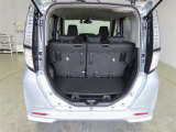 幅広いバックドア開口部と低い荷室フロア高で、重い荷物も楽に積み下ろしができます。