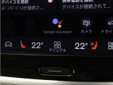 フロントシートには、シートヒーター&シートエアコンに加え、ステアリングホイール・ヒーターも装備。厳寒の地、北欧スウェーデン発祥のブランドならではのアイテムです。シートヒーターは後席にも装備しています。
