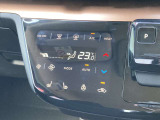 オートエアコンで温度を設定するだけで快適な車内環境を維持することができます!