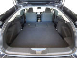 セカンドシートを倒した状態です。セカンドシートは独立可倒、荷物に合わせてラゲッジスペースをアレンジできます。