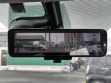 【デジタルルームミラー】車両後方カメラの映像をルームミラーに映すことが出来ます。 そのため、後席に人や荷物があって後方が見えづらい場合でもしっかり視界を確保することが出来ます。