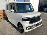 自社整備工場で点検整備をおこなってからお渡ししています。車検が残っている場合は『12ヶ月点検整備』を、車検整備付きの場合は『車検整備』をおこないます。整備費用は車両本体価格に含まれています。