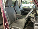 運転席はほどよくホールド感のある形状をしておりますので、運転がし易いです!