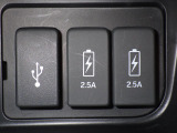 ◆通常のUSB入力端子の他にスマホ充電に対応した2.5AのUSB端子を2箇所装備☆仲良く充電できちゃいますね☆