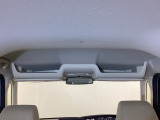 ルームミラー付近の天井にオプション装備のルーフコンソールがついています。ティシュや伝票など、よく使うアイテムをスマートの収納できます。