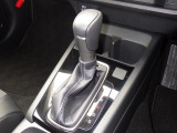 手に馴染むフロアシフトで、運転がさらに直感的で快適に。スタイリッシュなデザインとスムーズな操作感が、毎日のドライブをもっと楽しくします!