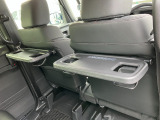フロントシート背面にはテーブルを装備。ロングドライブも快適です♪