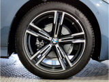 BMWの純正アロイホイールは軽量かつ強度にも優れているホイールで走行性能を引き上げる設計になっております。足元にもBMWは妥協がなくこだわっている個所になります。