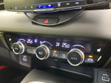 【オートエアコン】一度お好みの温度に設定すれば、車内の温度を検知し風量や温度を自動で調整。暑い&hellip;寒い&hellip;と何度もスイッチ操作をする必要はありません。快適な車内空間には必須の機能ですね♪