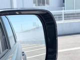 【ブラインドスポットモニター】左右斜め後ろを平行して走る車を認識し、車線変更の際に危険を察知するとドライバーへ警告を促します。夜・雨・トンネル内など走行時の環境が悪い時ほど頼りになる安全装置です。