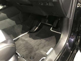 【まるクリ】内装工程では、中古車を気持ちよくお乗りいただけるよう清掃しております。シートの洗浄はもちろん、ニオイの元となるフロアカーペットまで洗浄・消臭を実施。
