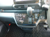 助手席への移動もスムーズにいけるインパネシフトを採用!足元が広々、ゆったり!また小物入れにもこだわりがあります。収納力もお任せ下さい。散らかりがちな車内もスッキリ!