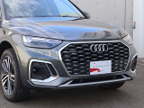 ●一目でAudiとわかる特徴的なシングルフレームグリル・LEDランプ。精悍なフロントマスクからAudiのスマートで上品なブランドを連想させてくれます。女性にも大変ご好評頂いております。
