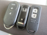 スマートキー2つとエンジンスターター付きです。