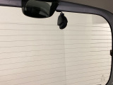 後方にもドライブレコーダーのカメラが付いています。前後両方でお車の周りを監視・記録いたします。